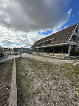 Foto Locale commerciale 350mq vetrina ampio parcheggio