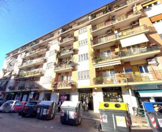 Foto Locale commerciale a Roma