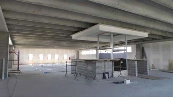 Foto Locale commerciale al grezzo con canna fumaria