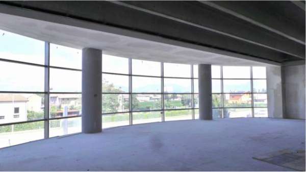 Foto Locale commerciale al grezzo con canna fumaria