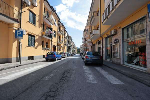 Foto LOCALE COMMERCIALE CON DUE VETRINE