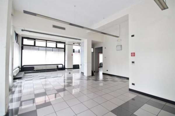 Foto Locale commerciale con vetrine angolari nel cuore del centro cittadino