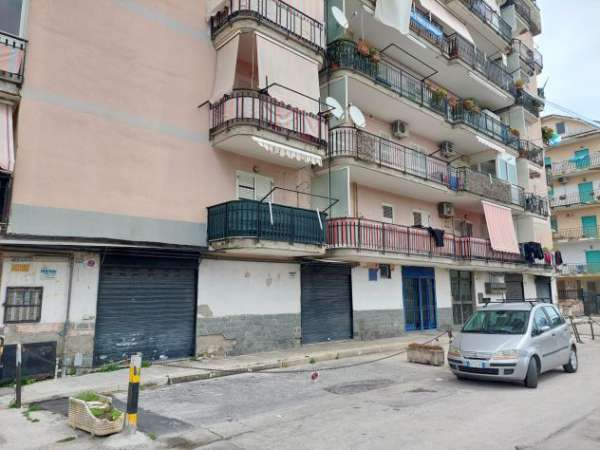 Foto LOCALE COMMERCIALE DI 100 MQ CASALNUOVO