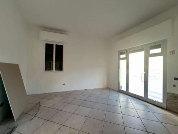 Foto LOCALE COMMERCIALE di 2 vani e di 25 mq (CAMPI BISENZIO) rif. L1311