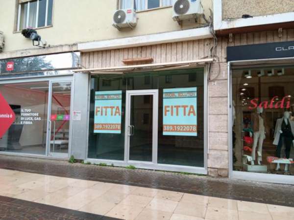 Foto Locale commerciale di 25 mq in Affitto a Cosenza sull'isola pedonale di C.so Mazzini