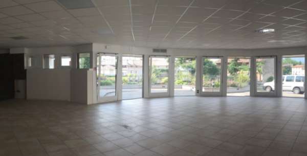 Foto Locale commerciale di 400mq con canna fumaria