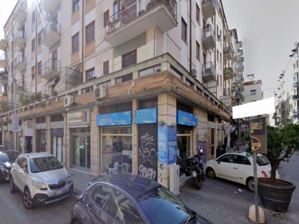 Foto Locale commerciale fronte strada in pieno centro citt