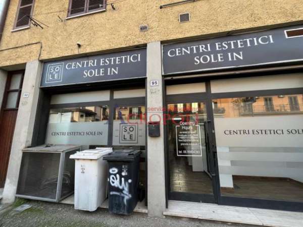 Foto Locale commerciale in affitto � Via IV Novembre