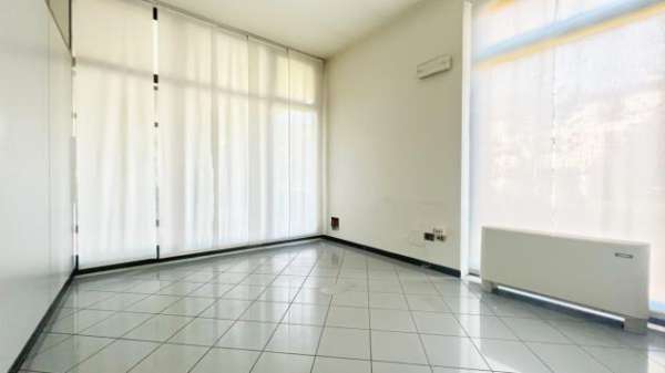 Foto Locale commerciale in affitto a Borgosatollo