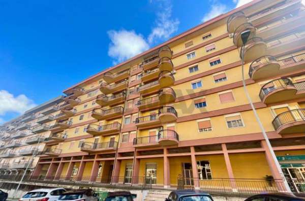 Foto Locale Commerciale in affitto a Caltanissetta, Zona Alta