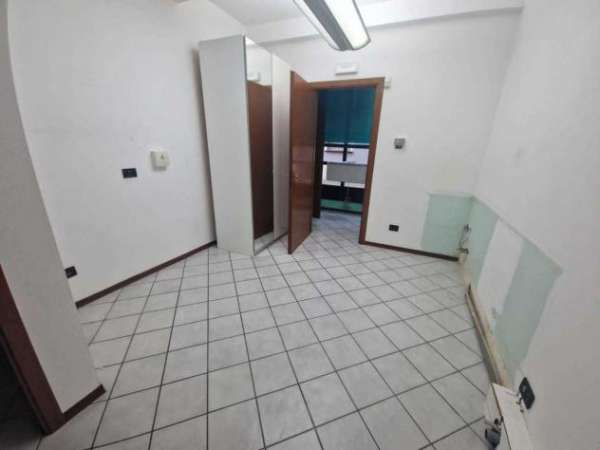 Foto Locale commerciale in affitto a Cremona