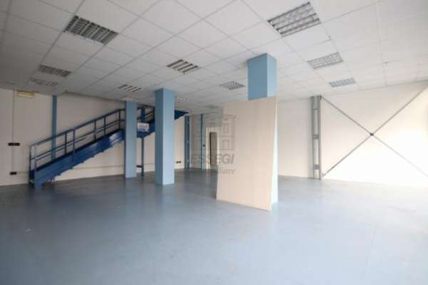 Foto Locale commerciale in affitto a Lucca