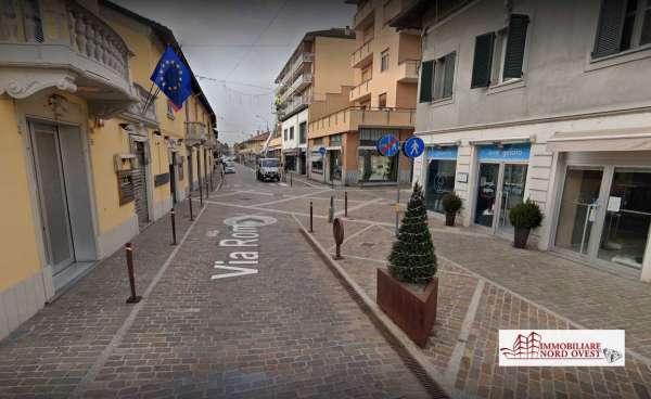 Foto Locale commerciale in Affitto a Magenta Via Roma