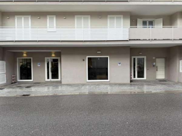 Foto Locale commerciale in affitto a Marcianise