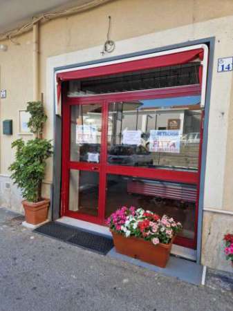 Foto Locale commerciale in affitto a Mercato San Severino, centro