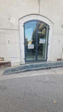Foto Locale commerciale in affitto a Mercato San Severino