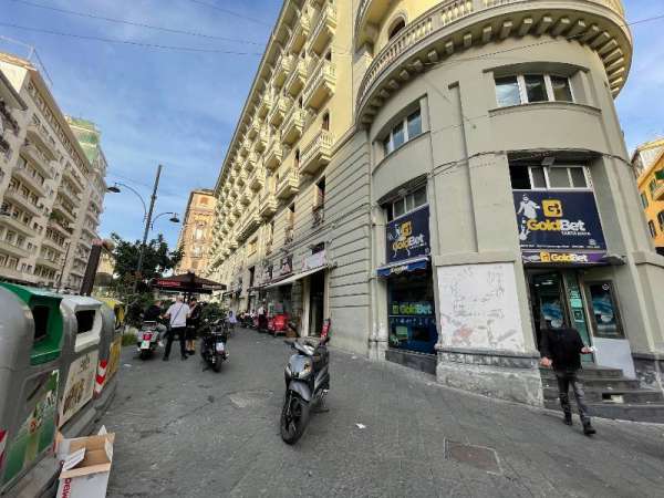 Foto Locale commerciale in Affitto a Napoli Via Santa Lucia 45