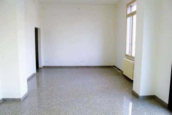 Foto Locale commerciale in affitto a Padova