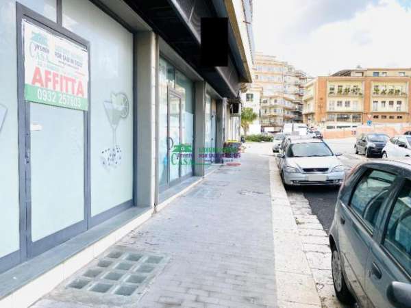 Foto Locale commerciale in affitto a Ragusa - 3 locali 215mq