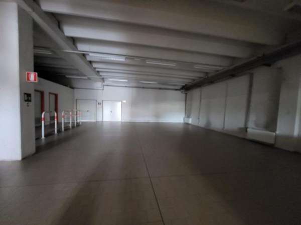 Foto Locale Commerciale in affitto a Reggio nell'Emilia, Tondo