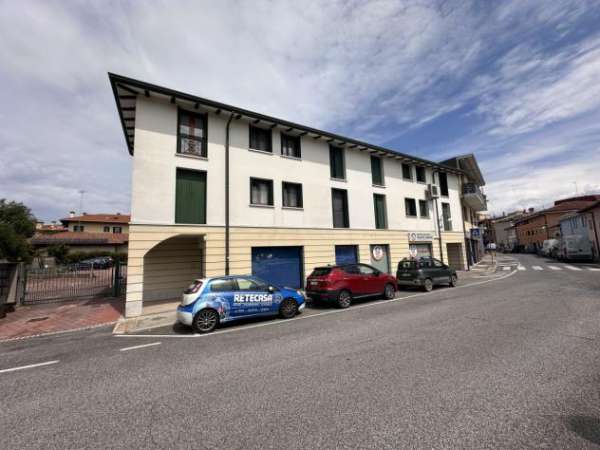 Foto Locale commerciale in affitto a Ronchi dei Legionari