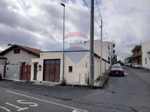 Foto Locale Commerciale in affitto a Sant'Agata li Battiati