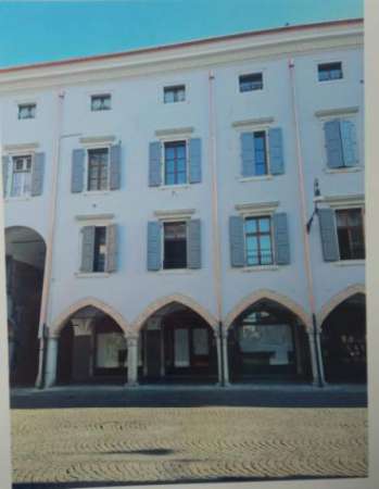 Foto Locale commerciale nei pressi del Duomo di Udine