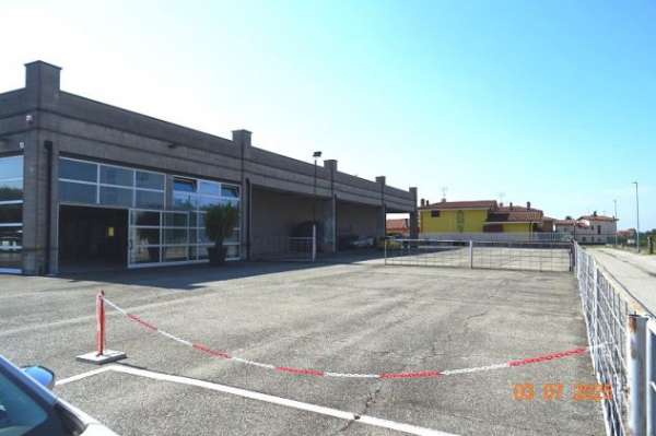 Foto Locale Commerciale Pluriuso a Cigliano (Vc)