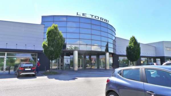 Foto Locale commerciale vetrinato 110mq