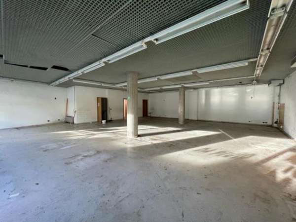 Foto Locale commerciale vetrinato