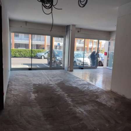 Foto Locale commerciale vetrinato di circa 140mq