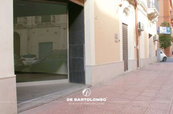 Foto LOCALE COMMERCIALE VIA ACCLAVIO C/O C.SO UMBERTO