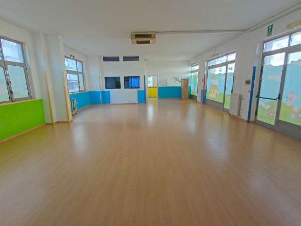 Foto Locale commerciale zona Torrette, ottime condizioni intene