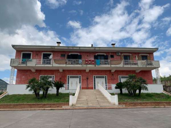 Foto Locale di 350 mq c.a. con 4 vetrine