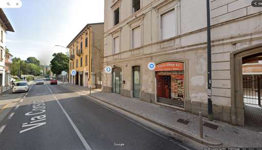 Foto Locale per distributori automatici gi  operativo � posizione di forte passaggio