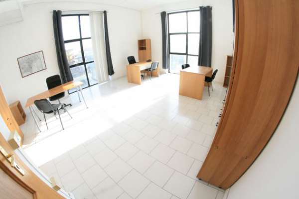 Foto Locale tecnologico con sala riunioni parcheggi