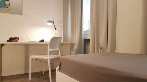 Foto Luminosa e moderna stanza singola in centro a Trento disponibile da Agosto 2025