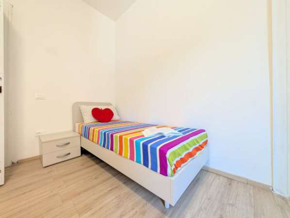 Foto Luminosa stanza singola con bagno privato PER STUDENTI UNIVERSITARI INSUBRIA