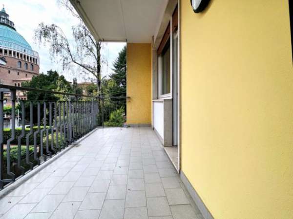 Foto Luminoso Appartamento In Affitto a Varese - Zona Brunella