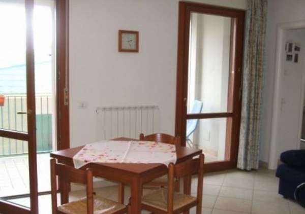 Foto Luminoso bilocale arredato con terrazzo e garage