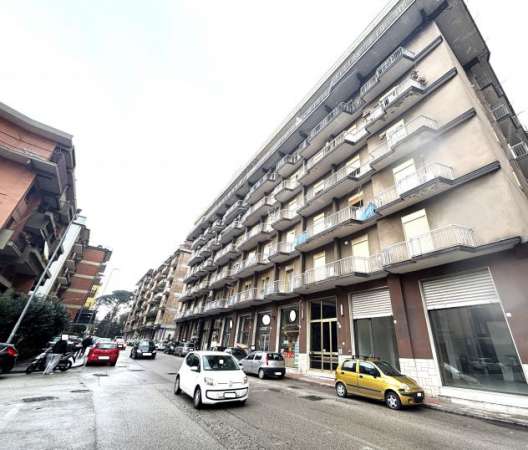Foto LUMINOSO LOCALE COMMERCIALE IN ZONA CONTRADA BACCANICO