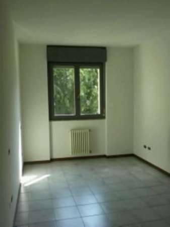 Foto Luminoso trilocale con box a Sondrio