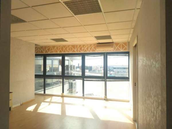 Foto Luminoso ufficio con parcheggio