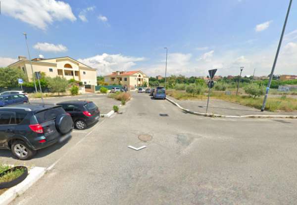 Foto LUNGHEZZA BILOCALE CON TERRAZZO E BALCONE