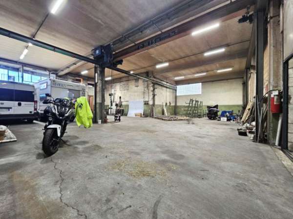 Foto Magazzino di 300 mq con carroponte