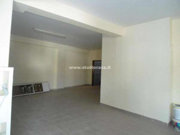Foto Magazzino in affitto a Crotone - 1 locale 160mq