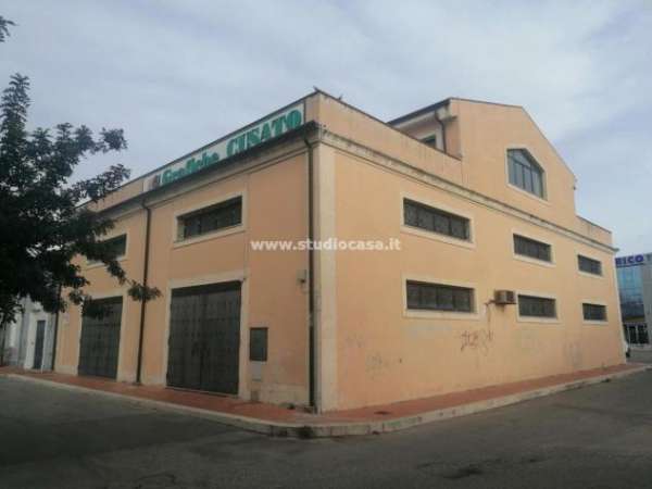 Foto Magazzino in affitto a Crotone - 2 locali 430mq