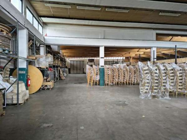 Foto magazzino mq 270 open space.. como accessper carico e scarico
