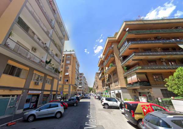 Foto MAGLIANA TRILOCALE ARREDATO CON BALCONE E POSTO AUTO.