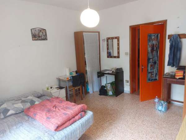 Foto Matrimoniale per una persona con wifi ,posto auto gratis SAN LAZZARO